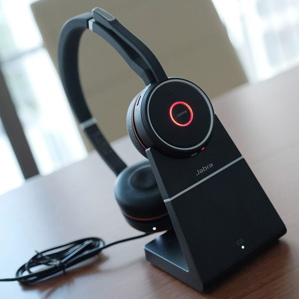Jabra Evolve 75 UC wireless headset with wireless charging stand